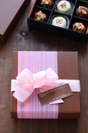 茶×ピンクのキュートなバレンタインラッピング