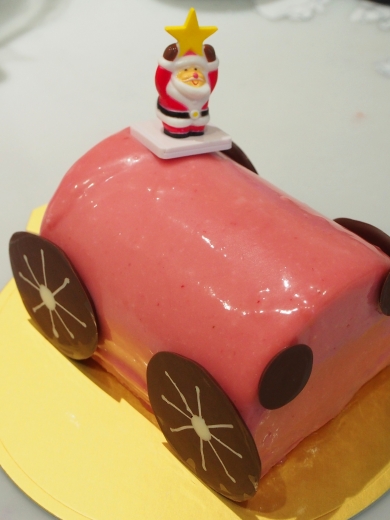 サンタさんとピンクの車