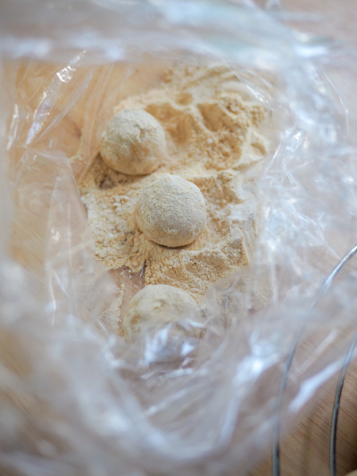米粉ときな粉のスノーボールクッキー