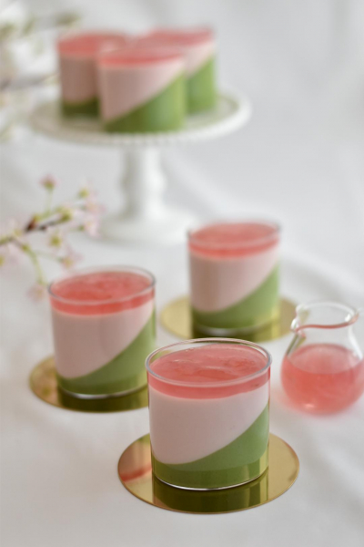 桜舞うジュレが香るイチゴと抹茶のブラマンジェ