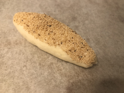けしの実パンで作るミートホットドッグ