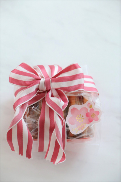 桜とクランベリーのチョコサンドクッキーラッピング