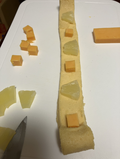 スモークチーズとパインのスイートロール