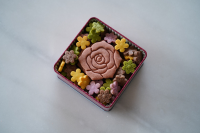 薔薇と小花のクッキー缶