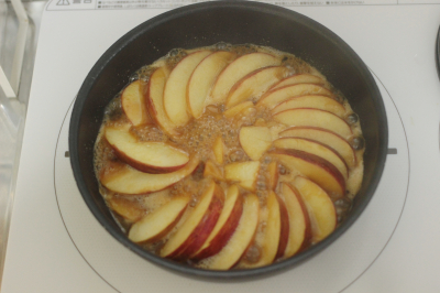 フライパンで作るりんごのケーキ