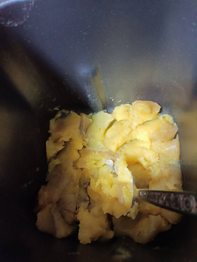 低糖質なサイリウム餅の発酵さつまいも麹とサンモレチーズ餡包み