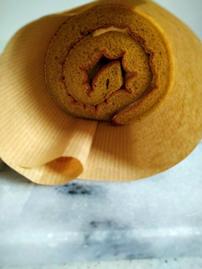 昭和レトロな米粉のナッツロールケーキ