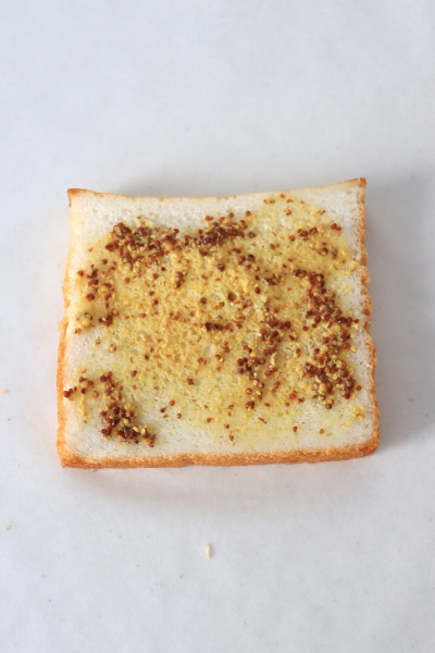 米粉パンでサバタルタルと玉ねぎのサンドイッチ
