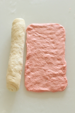ピンクのハート型パン