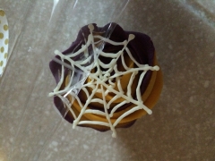 蜘蛛フィギアのカップケーキ