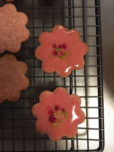 お花のいちごクッキー