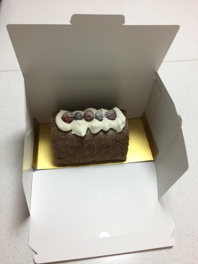 ボックスを使った手土産ロールケーキ