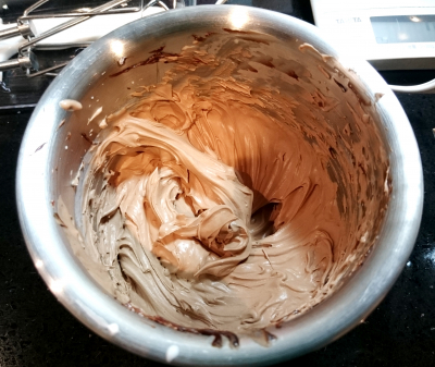 オーブンなしで簡単　いちごの生チョコタルト