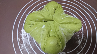 新緑をイメージした抹茶のリーフパン
