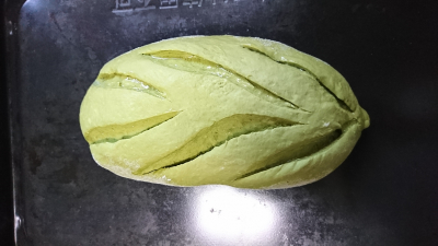 新緑をイメージした抹茶のリーフパン