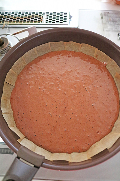 フライパンで手軽にできるふわふわチョコチーズロールケーキ