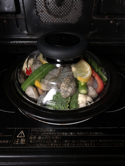 レンジでつくる、彩り野菜と魚介の蒸し焼き