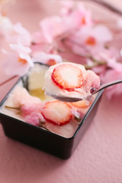 お重仕立て♪桜と苺のレアチーズケーキ