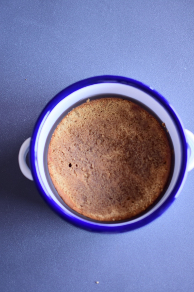 琺瑯のグラタン皿で黒糖スコップケーキ