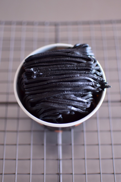 ハロウィン仕様の真っ黒クリームパン