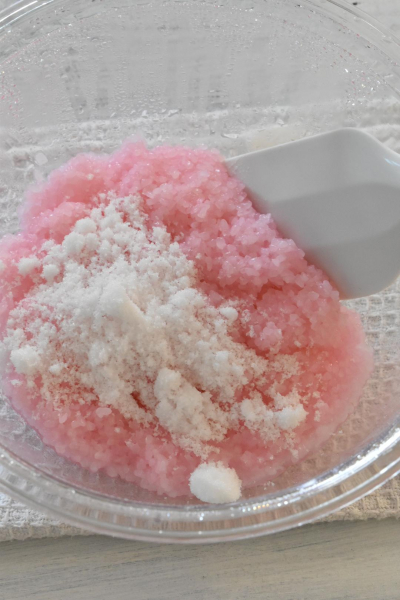 道明寺粉を使ったいちご桜餅