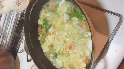 ストウブでつくる優しい味の野菜スープ