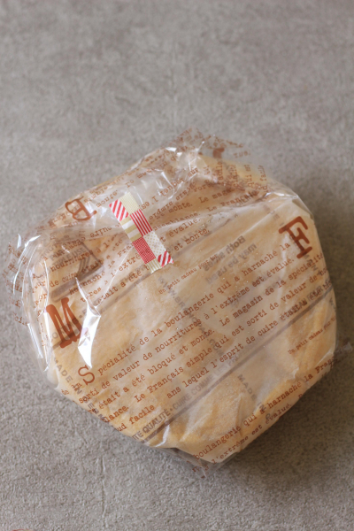 紙帯を使ったパンのラッピング