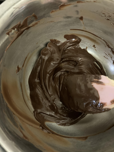 大人のラムレーズン濃厚チョコレートケーキ