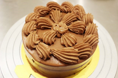 チョコバナナデコレーションケーキ／苺＆バナナのチョコレートケーキ