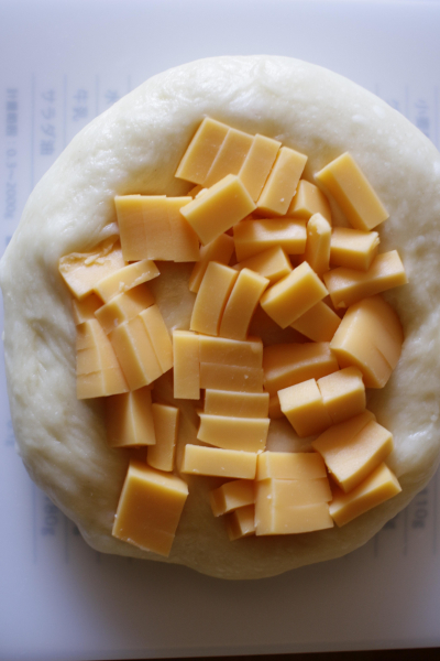 チェダーチーズとソーセージのパン