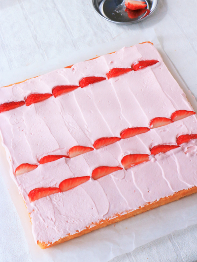 苺づくしのロールケーキ