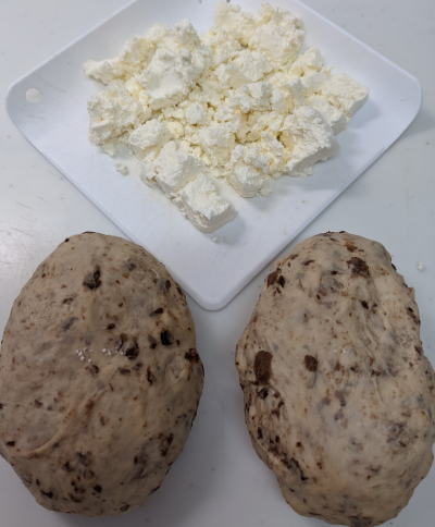 天然酵母　レーズンとクリームチーズのパン