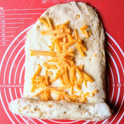 チェダーチーズとクルミのマーブル食パン