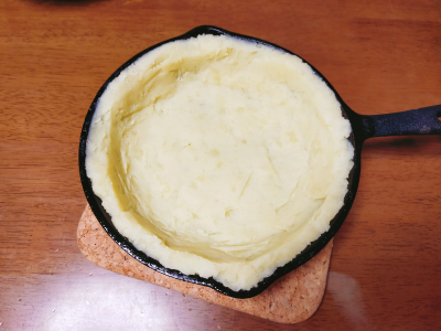 スキレットで！スモークチェダーチーズのポテトミートグラタン