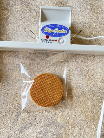 ギフトボックスを使ったシンプルなキャラメルサンドクッキーのラッピング