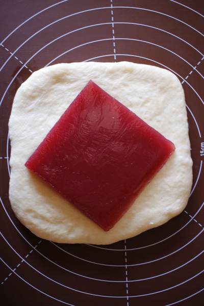 塩練乳クリームの苺マーブルパン