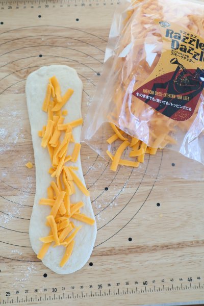 スモークチェダーチーズとベーコンのエピ