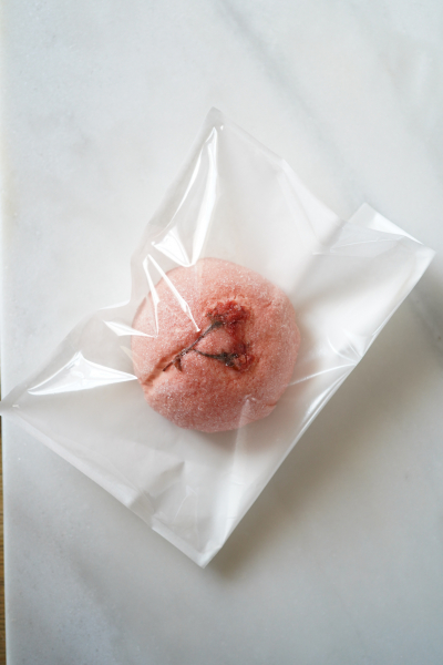 桜クリームメロンパンのラッピング