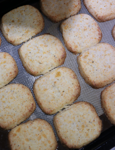 【カルフォルニア産チーズ2022】スモークチェダーチーズとブラックペッパーのクッキー