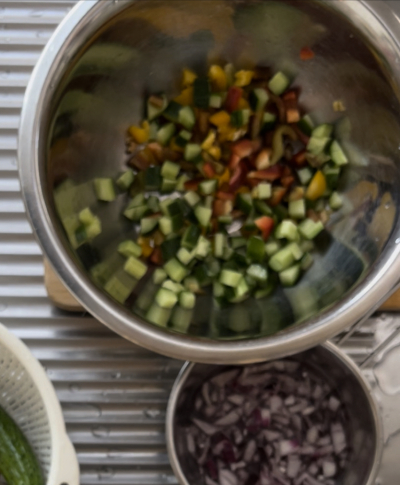 キヌアと夏野菜のカラフルサラダトースト
