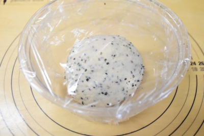 マフィン型で作る黒ごまチーズロール