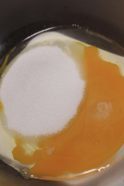 ボウルに卵を割りグラニュー糖を加えてよく混ぜる。