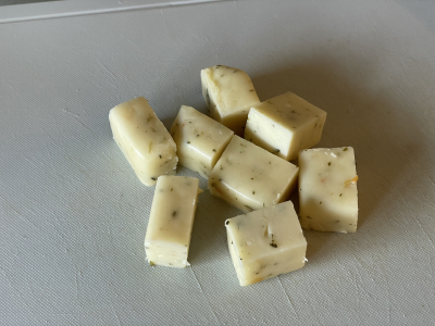 ピリ辛チーズとアボカドのピンチョス マーマレードソース