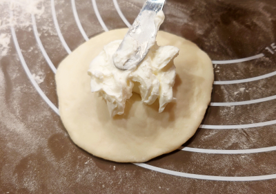 クリームチーズ&ブルーベリージャム入りこんがりパン