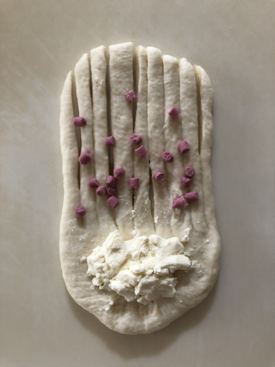 チーズと粒ジャムいちごのウールロールパン