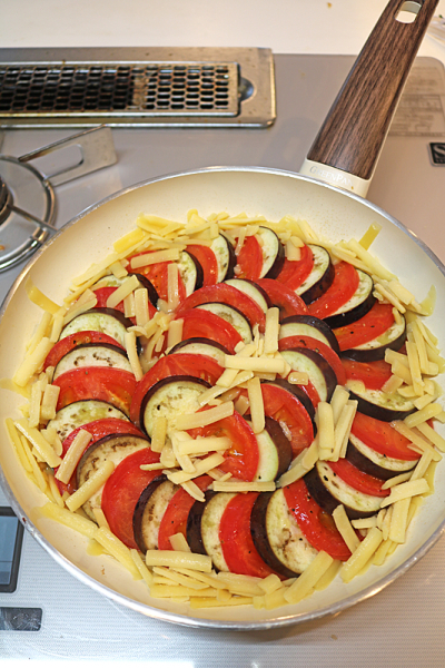 フライパンで簡単ヘルシー!なすとトマトの植物性チーズ焼き