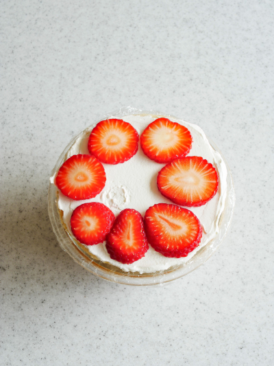 米粉スポンジシートと豆乳ホイップクリームで作る簡単苺のドームケーキ