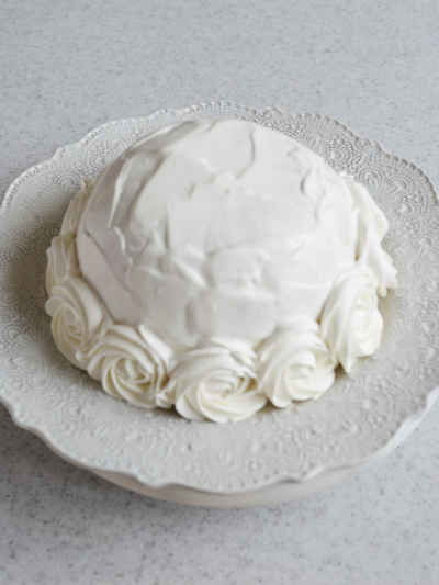 米粉スポンジシートと豆乳ホイップクリームで作るラズベリームースのドームケーキ