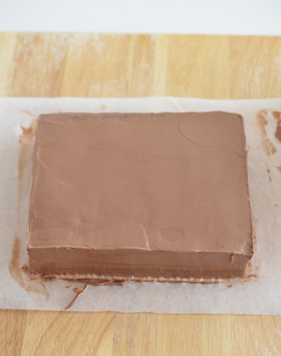 米粉スポンジシートでチョコレートスクエアバースデーケーキ