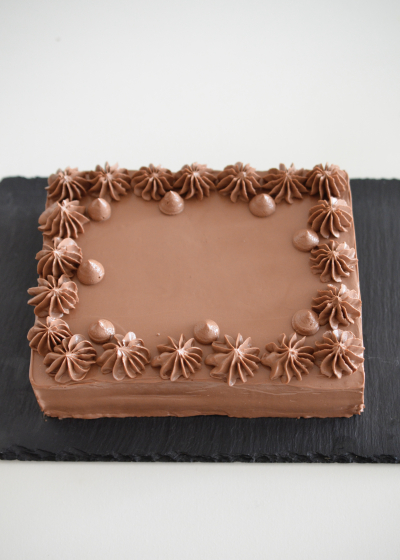 米粉スポンジシートでチョコレートスクエアバースデーケーキ